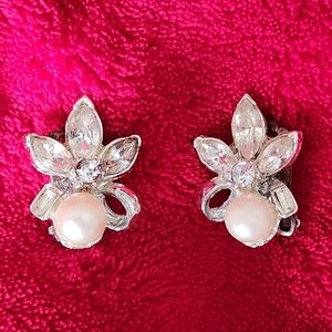 STUNNING VINTAGE PEARL AND RHINESTONE FLOWER CLIP EARRINGS